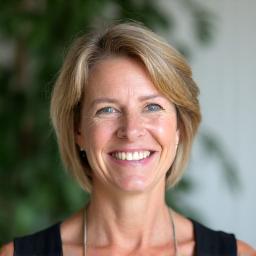 Portrait of Lisa Thompson, a calm and approachable woman.